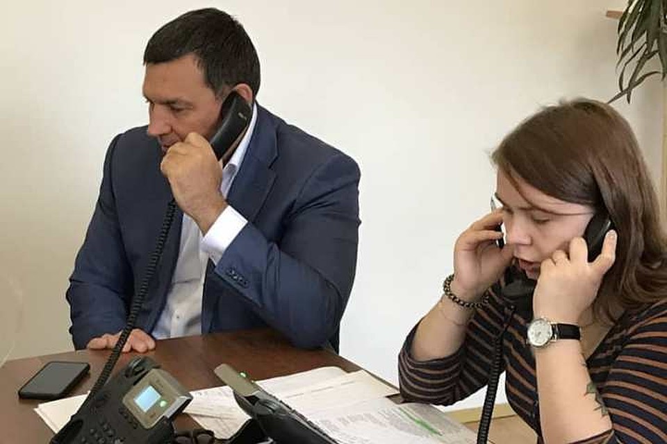 Глава Новокузнецка вместе с волонтерами отвечал на звонки городан. ФОТО: УТиС города Новокузнецка.