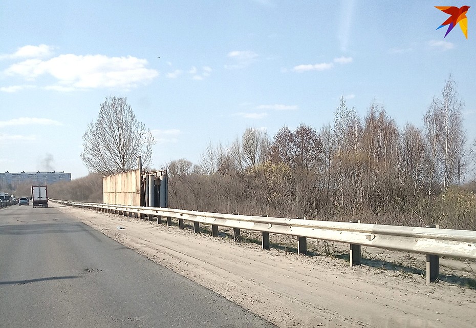 Срезанная конструкция на обочине.