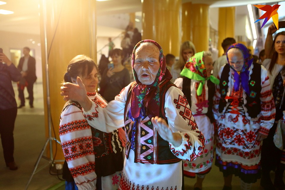 Энергетика рок-группы "Команда Ы" зажгла сердца и тела представителей ансамбля "Шчодрыца" Фото: Святослав ЗОРКИЙ