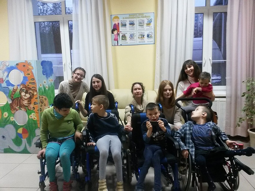 В группе - четыре девушки-волонтера, которые регулярно навещают своих подопечных Фото из архива движения "Даниловцы"