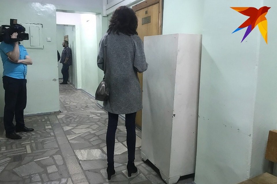 Супруга Павла Яромчука Василя постоянно стояла у дверей зала заседания Фото: Эльвина АПАРИНА