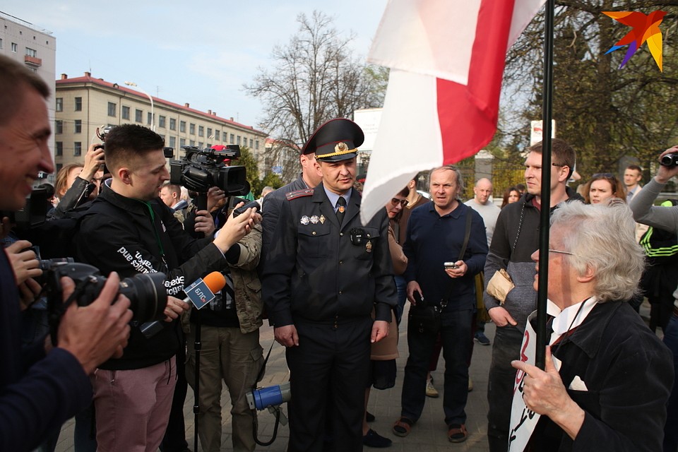 К собравшимся подходили правоохранители, комментируя, что акция не является разрешенной. Фото: Святослав ЗОРКИЙ