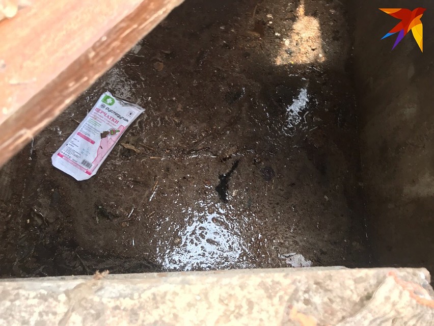 4 месяца тела пролежали в зловонной жиже, поэтому оперативникам открылась страшная картина Фото: Эльвина АПАРИНА