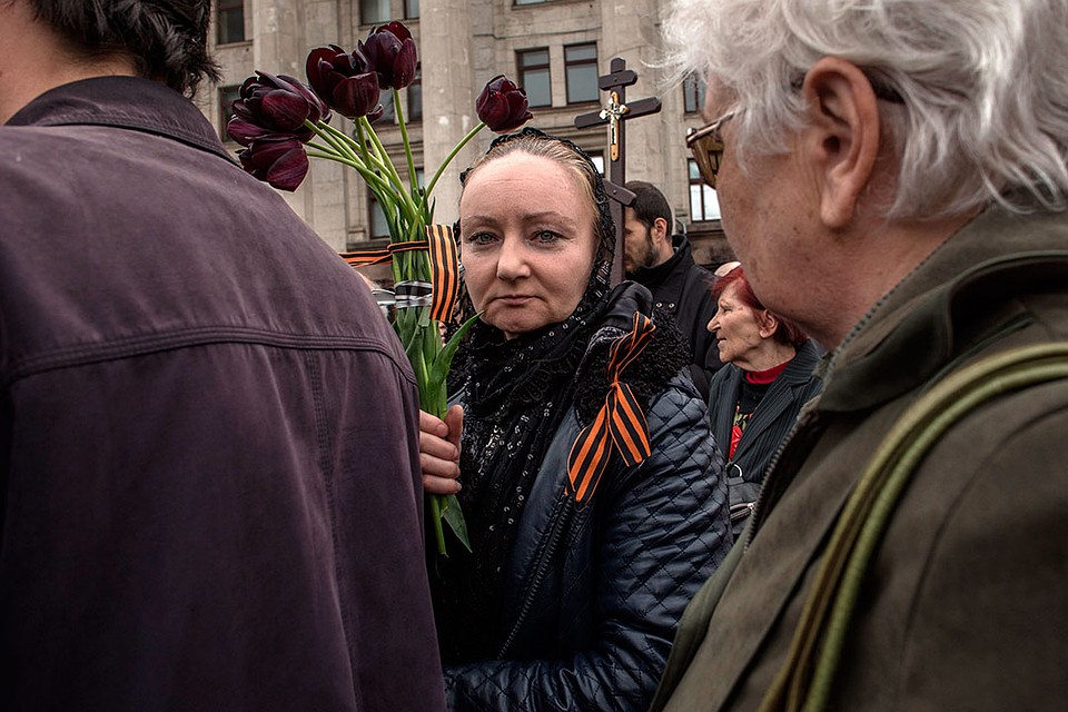 Каждый год женщины с цветами приходят к Дому профсоюзов помянуть близких. Фото: GLOBAL LOOK PRESS