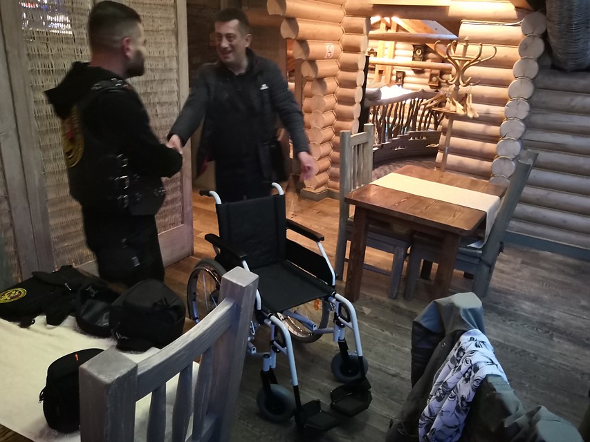 Прочитали репортаж из Саханки и решили помочь. Кроме того, развезут помощь десяткам мирных жителей.. Фото: Юлия АНДРИЕНКО