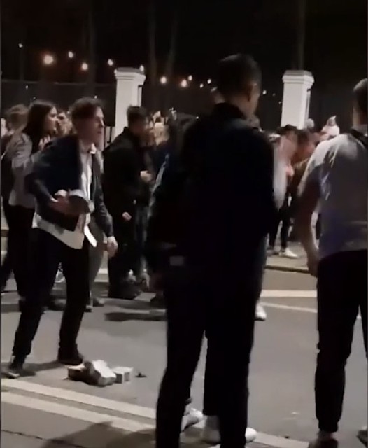 Озверевшие зрители схватились за тротуарную плитку с кирпичами