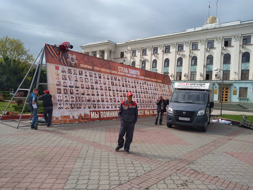Возле Совмина воздвигли стену Памяти. Фото: Галина КОВАЛЕНКО