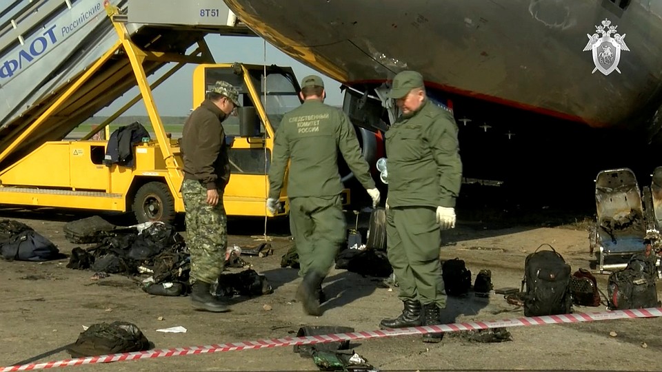 Сотрудники Следственного комитета на месте катастрофы в Шереметьево. Фото: REUTERS