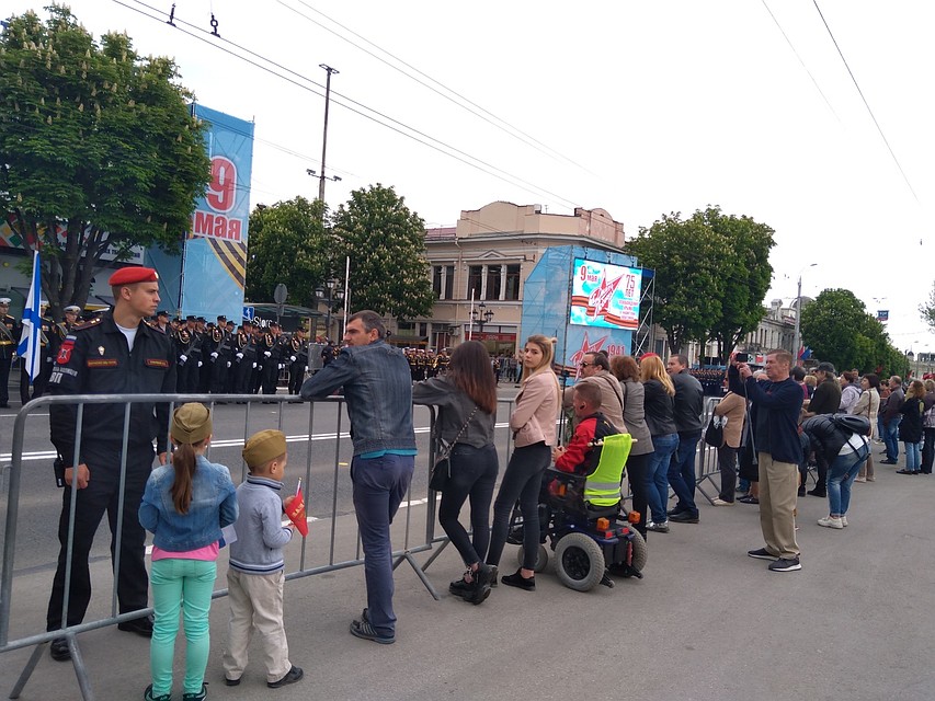 Жители и гости Симферополя наблюдают за подготовкой к празднику. Фото: Галина КОВАЛЕНКО