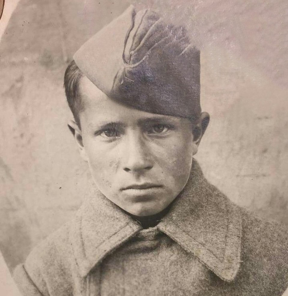 На фронт Александр ушел в возрасте всего 17 лет.