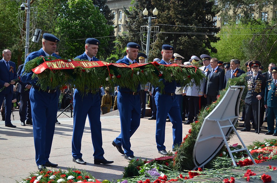 К Вечному огню на Аллее Героев пришли и ветераны. Фото: Наталья Брыкина