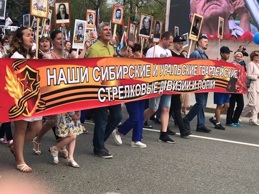 Горожане гордо несут фотографии героев войны Фото: Алексей КОСЕНЧУК