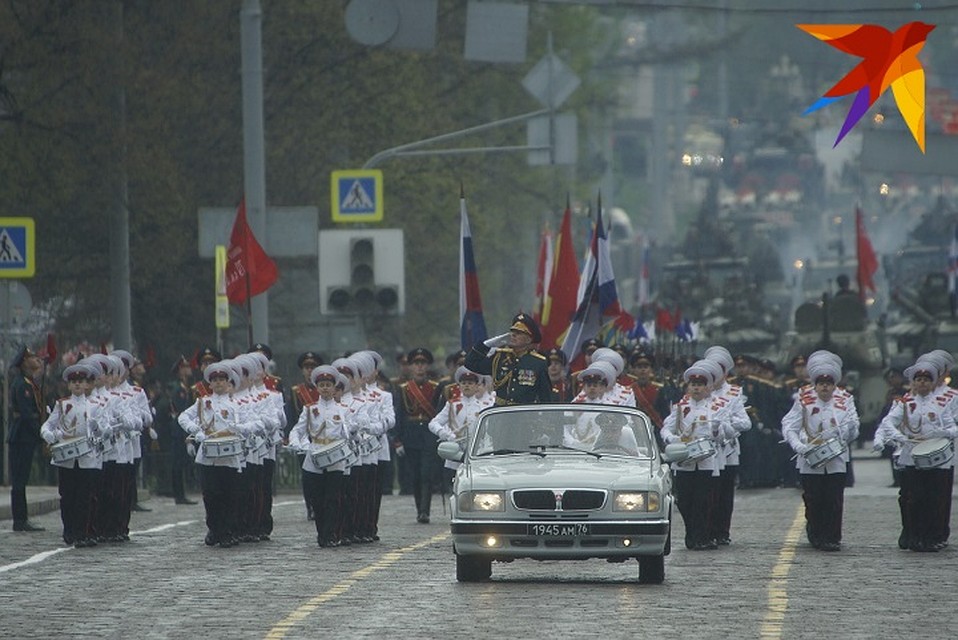 После техники на площади прошли военные Фото: Алексей БУЛАТОВ