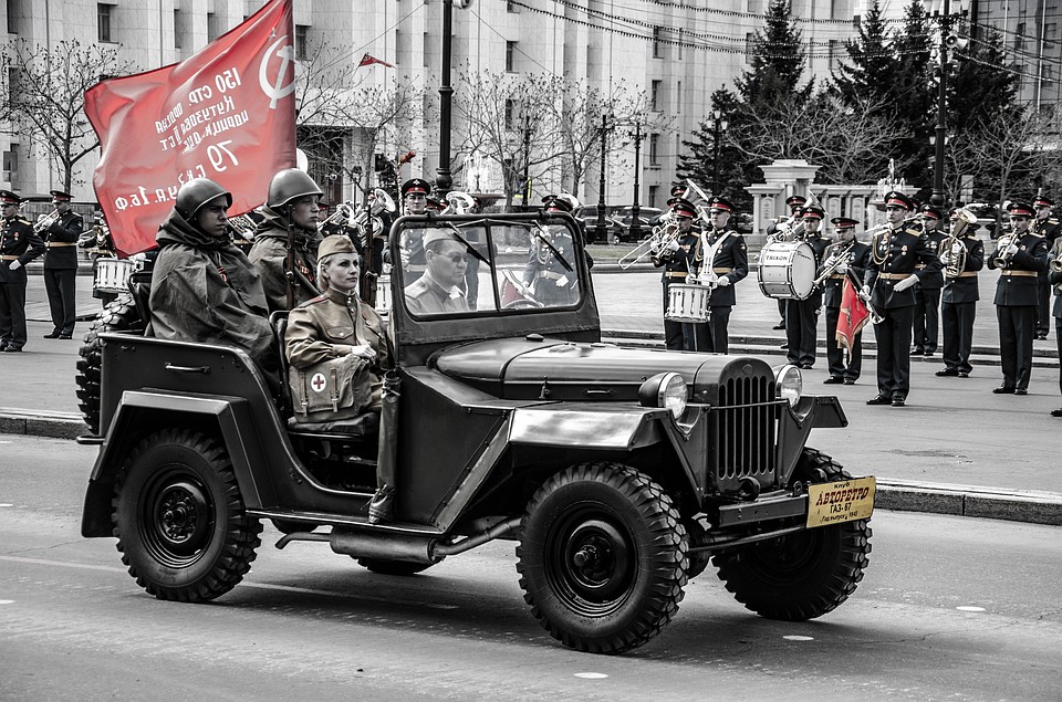 Традиционно хабаровчанами в День Победы показали военную технику. Фото: Элина ОГАНЕСЯН