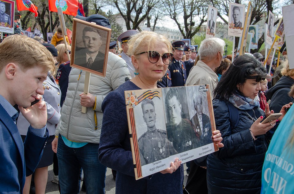 У всех здесь одна задача - в очередной раз почтить память родных им людей, отважно сражавшихся на войне. Фото: Элина ОГАНЕСЯН