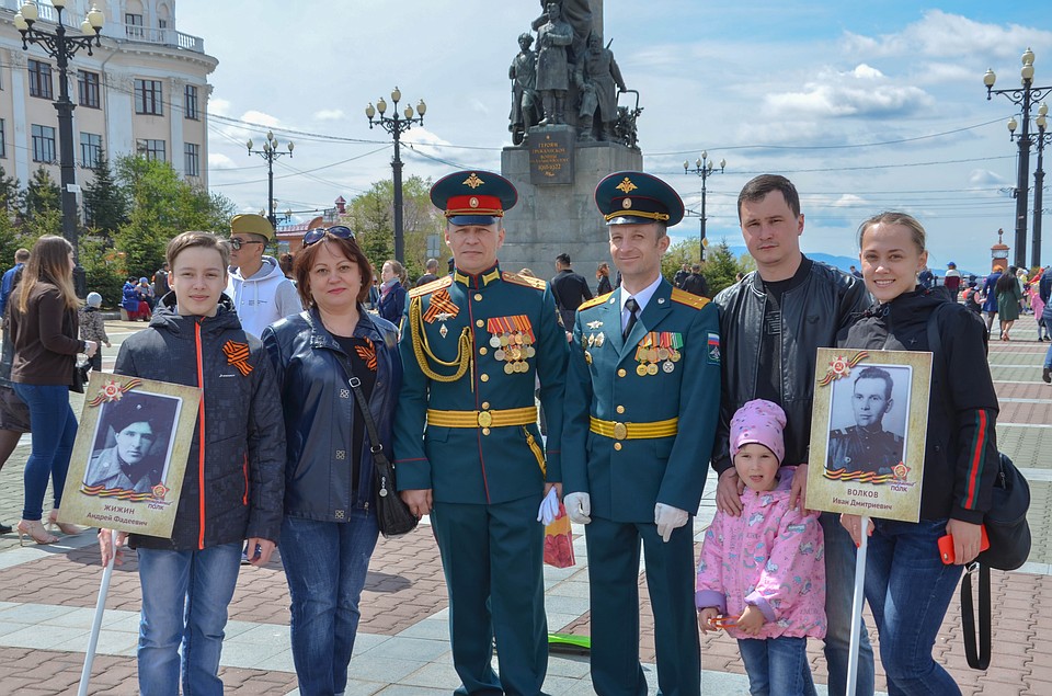 Приходили на Парад большими семьями, взяв с собой подрастающее поколение. Фото: Элина ОГАНЕСЯН