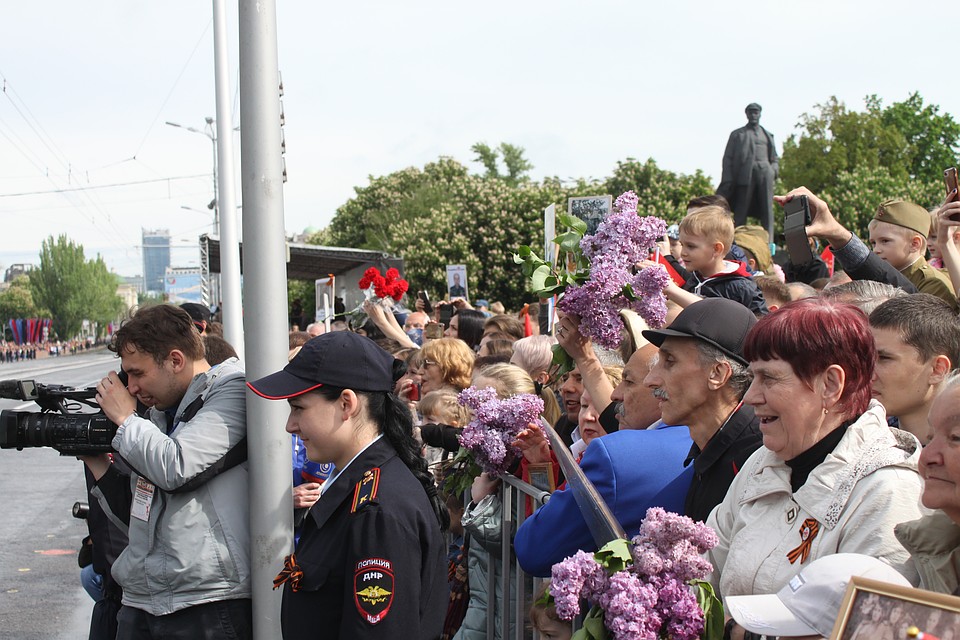 Парад Победы в Донецке 2019 – тысячи жителей Республики съехались на праздник с разных городов Фото: Никита МАКАРЕНКОВ, Павел ХАНАРИН