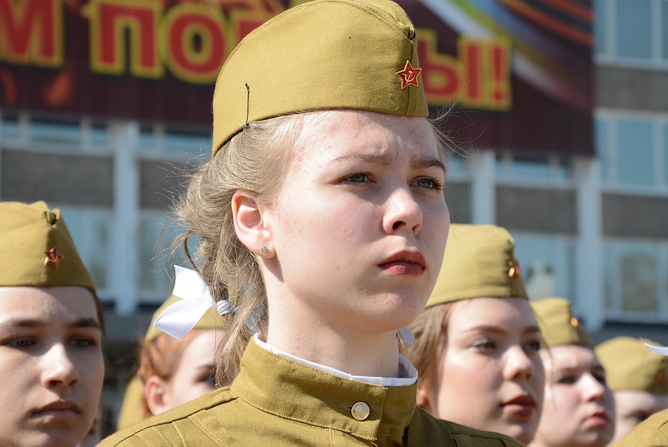 Студентки медицинского колледжа вышли в форме военных медсестер Фото: Алиса КОЗЛОВА