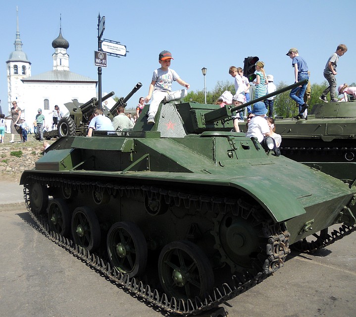 Парада с военной техникой в Суздале не было давно Фото: Александр МЕЩЕРЯКОВ
