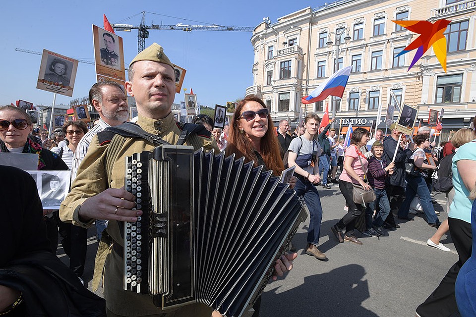 На Красную площадь шли под звуки гармони. Фото: Михаил ФРОЛОВ