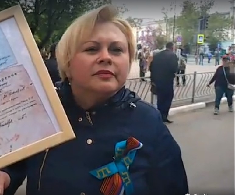 Лемара Селезндили пришла с портретом и военными документами дедушки. Фото: Галина КОВАЛЕНКО