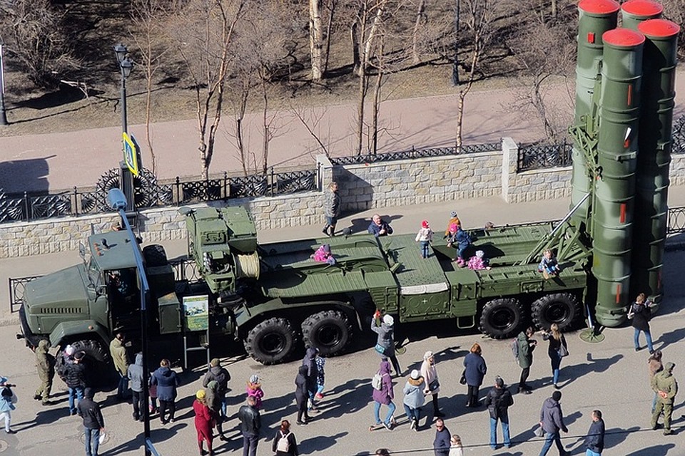 Малышня ползала по военной технике как по детской горке. Фото: Виктор КОСТРОВ