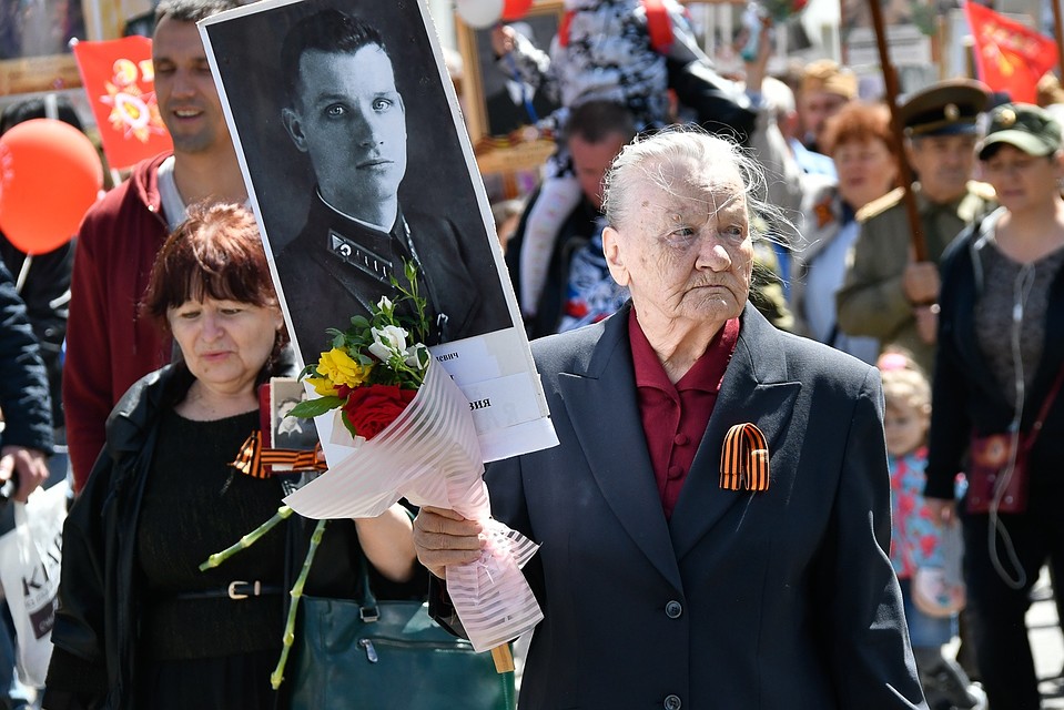 Пожилые люди несли портреты своих братьев и сестер. Фото: Кирилл ВЕРШИНИН