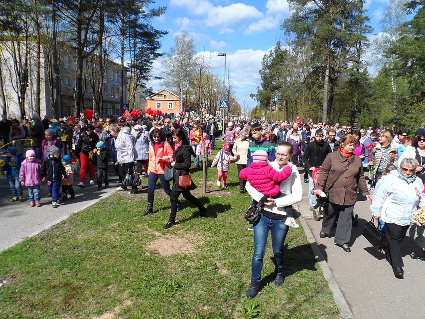 Шествие в Силламяэ на 70-летие Победы: людям не хватало места на центральной улице, шли сплошным потоком. Фото: Дмитрий ПЕТРОВ