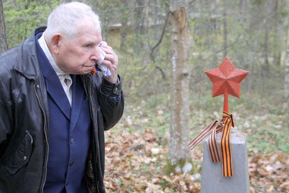 94-летний участник войны Иван Захарович Рассолов накануне Дня Победы вместе с ветеранами посещает могилы советских воинов, павших в боях за Эстонию. Фото: Евгений КАПОВ