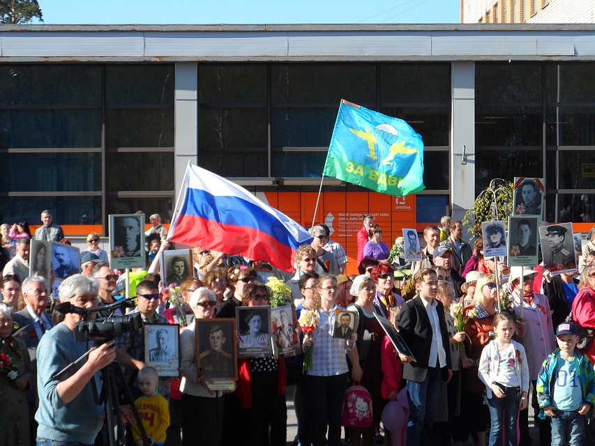 В Силламяэ на шествие Бессмертного полка приезжают люди из соседних городов - Нарвы, Кохтла-Ярве. Фото: Дмитрий ПЕТРОВ