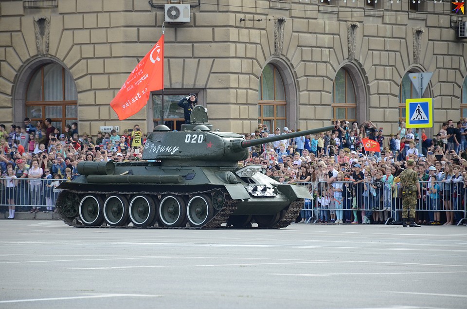 Проехала колонна из тридцати боевых машин. Были и «Грады», и бронетранспортеры, и бронированные «Тигры», во главе, как обычно - легендарный танк Т-34. Фото: Геннадий БИСЕНОВ