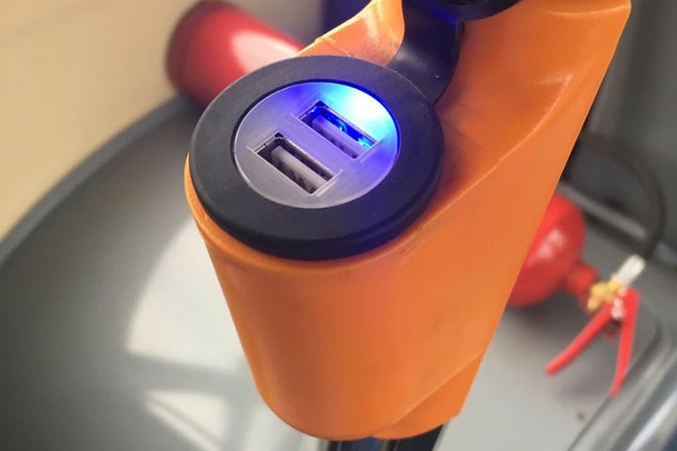 На поручнях USB-зарядки Фото: vk.com/krasnoyarsk