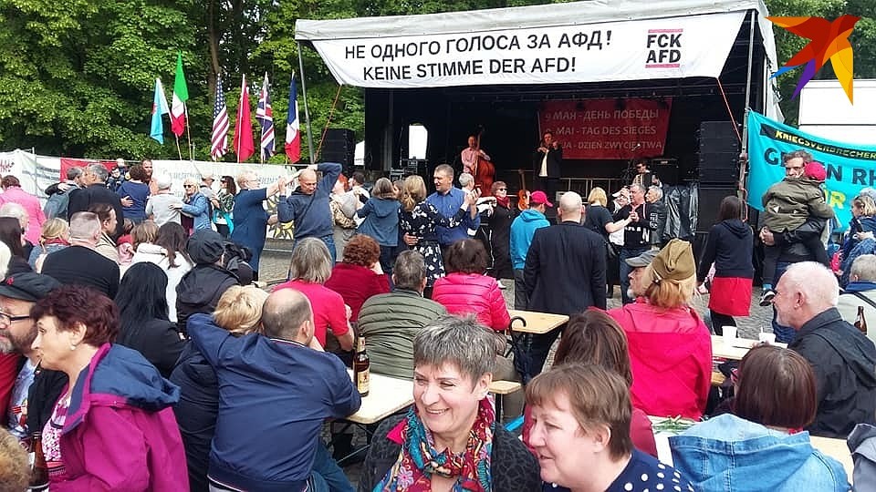 В торжествах в Трептов-парке участвовали десятки тысяч человек Фото: Сергей ПОНОМАРЕВ