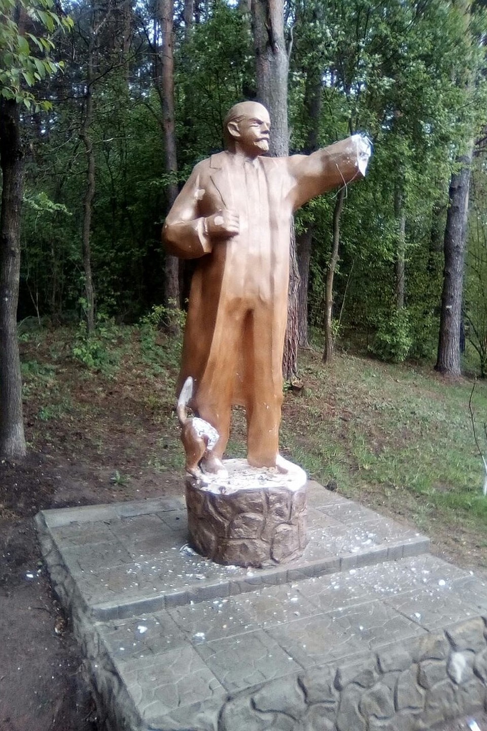 Вандалы отбили Ленину руку и разбили котика. Фото: социальные сети.