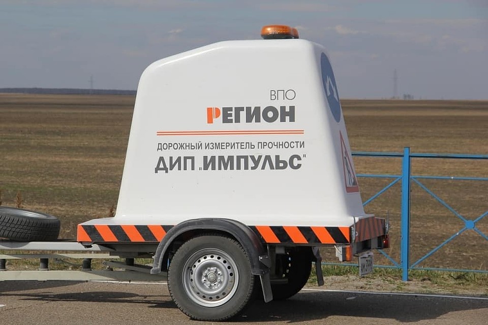 Прочность дороги проверяют специальным прицепом. Фото: СОЦСЕТИ