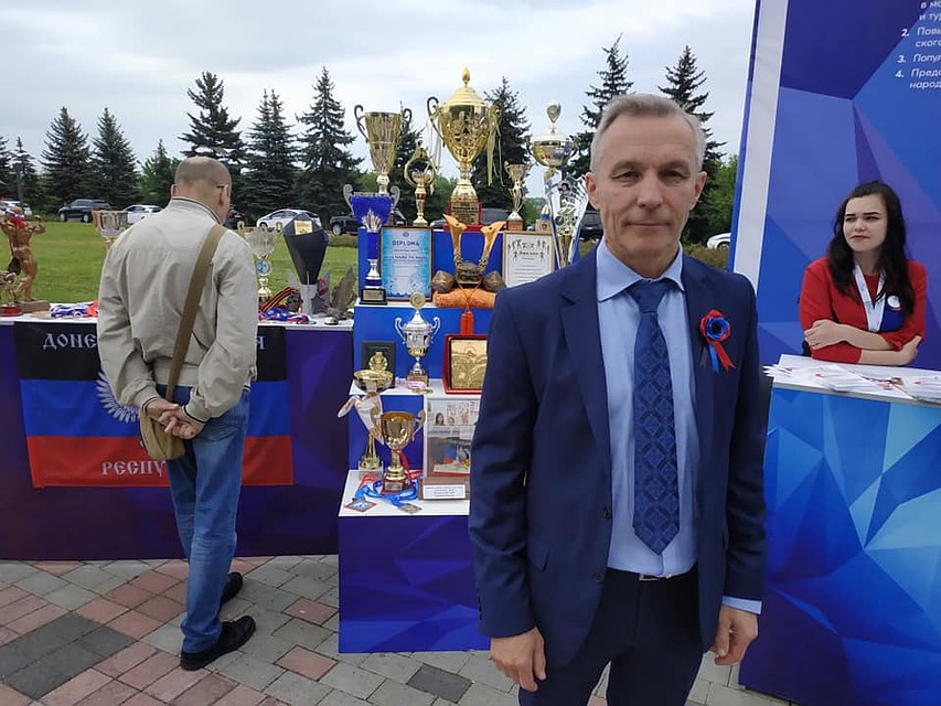 Министр спорта Александр Громаков и малая часть наград, завоеванных нашими спортсменами Фото: Ольга ЖУКОВА