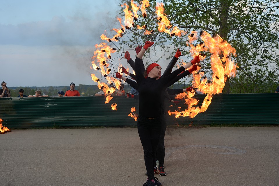 Открыли вечер артисты театра огня «Power of fire» Фото: Алиса КОЗЛОВА