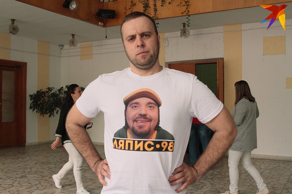 Иван, который представляется Ванечкой, сам напечатал на майке портрет Сергея Михалка к концерту. А на спине - слова любимой песни «Котик» Фото: Микита НЕДАВЕРКОВ