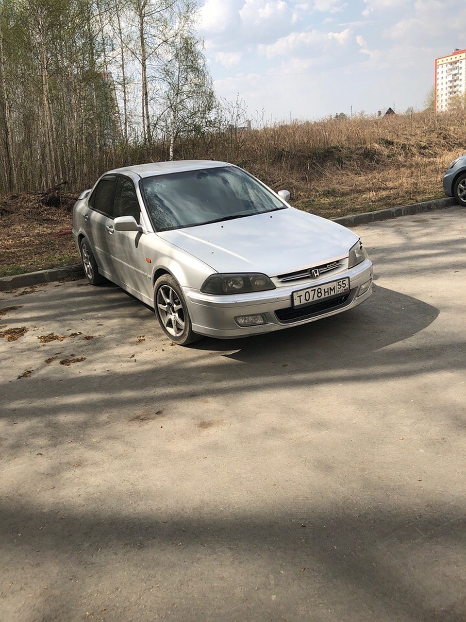 Подельники пытались скрыться на угнанной «Хонде», но разбили ее и бросили прямо на дороге. Фото: vk.com