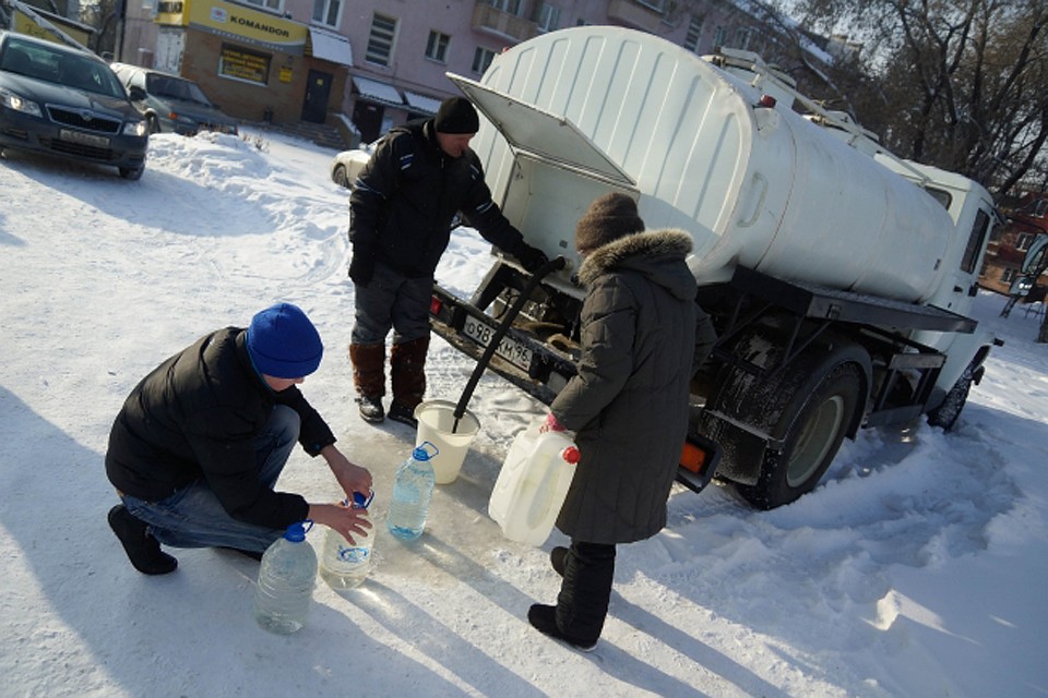 Уже полтора месяца жители Минькино вынуждены пить и готовить только из привозной воды. Фото: Алексей БУЛАТОВ