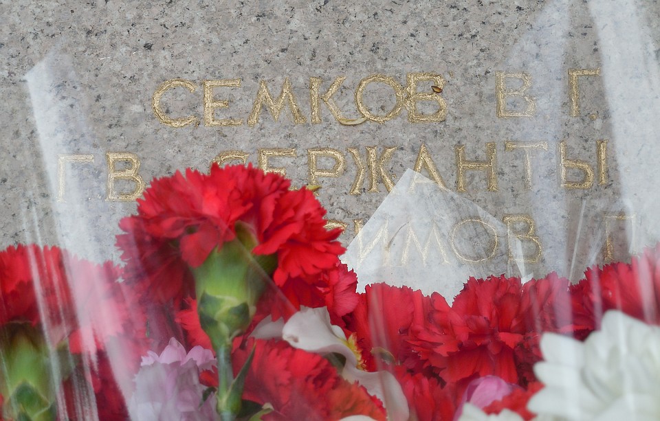 На мемориале по улице Киевской имя гвардии ефрейтора Вениамина Семкова появилось только спустя 73 года после войны. Сколько теперь придется ждать, чтобы помимо имени было выбито и звание павшего героя – как у всех остальных? Фото: Владислав РЖЕВСКИЙ