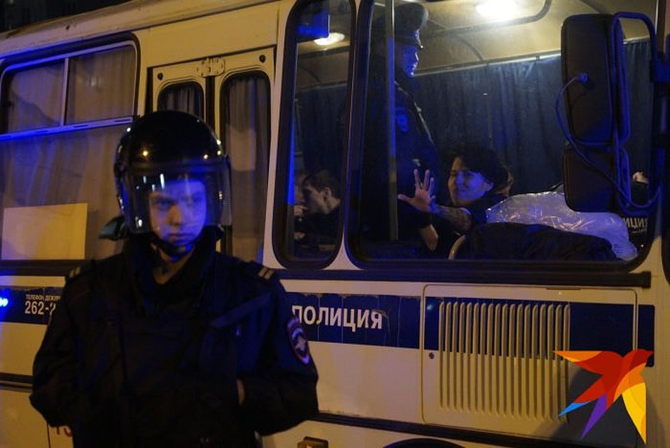Задержанных сотрудники полиции отводили к специальному автобусу, припаркованному вдалеке от места конфликта. Фото: Алексей БУЛАТОВ