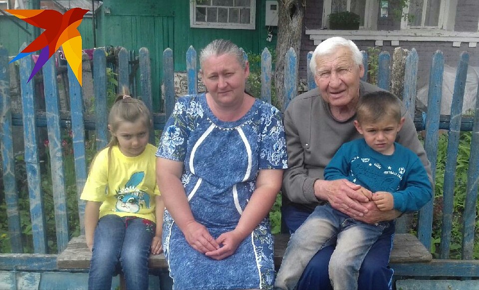 На фото Вячеслав Вацлавович вместе с дочерью Светланой и внуками. Фото: из архива семьи.
