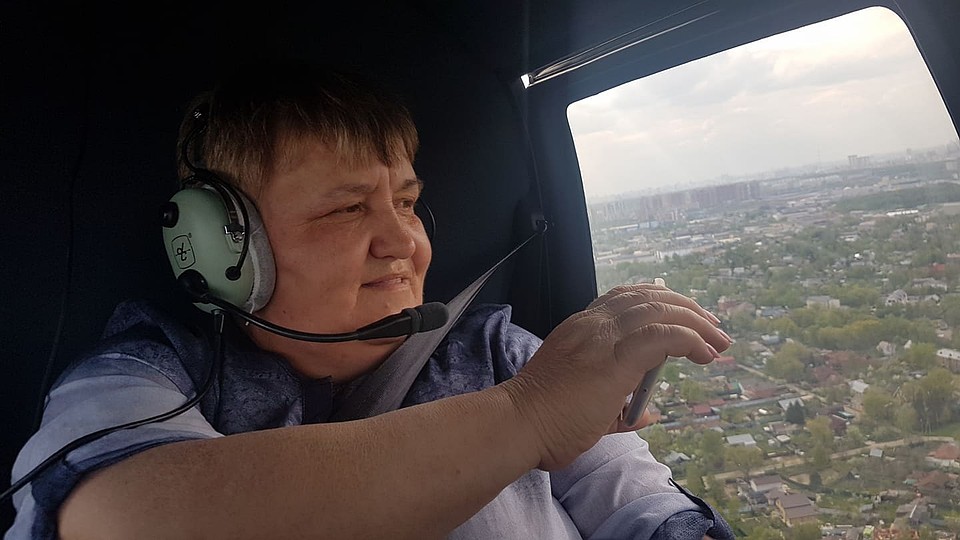 Гостье подарили полет на вертолете. Фото: Борис Анзов/FB
