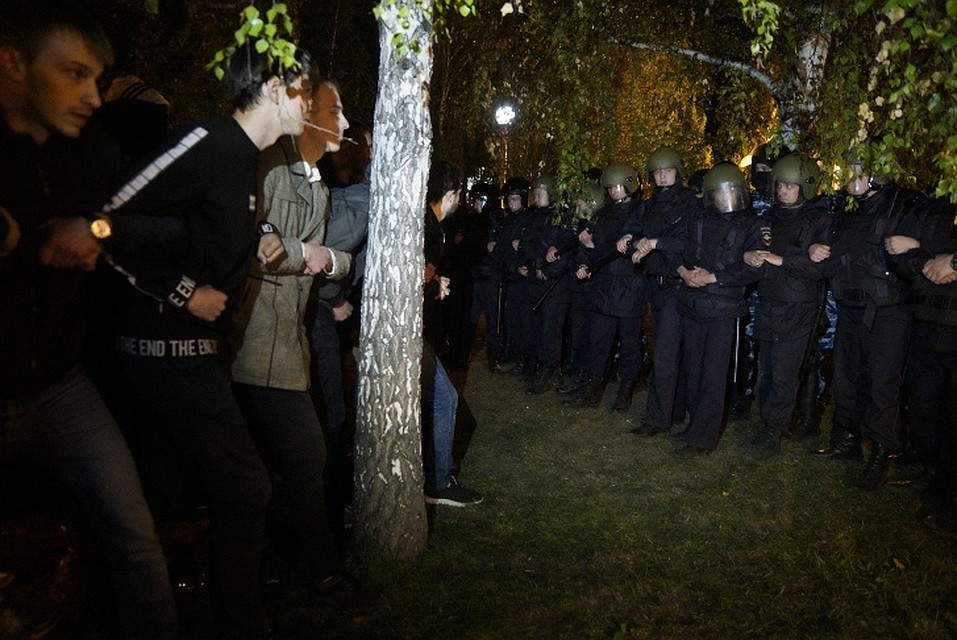 Вчера в сквере у Театра драмы было задержано 26 человек. Фото: Алексей БУЛАТОВ
