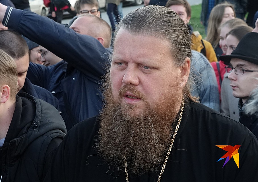 Отец Максим терпеливо отстаивал позицию церкви. Фото: Дмитрий СТЕШИН