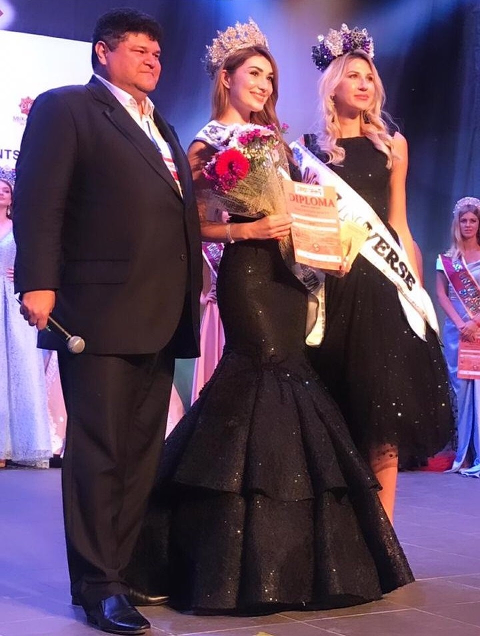 Халимат Айбазова в короне победительницы «Miss Universe Beauty» Фото: Личный архив героя публикации