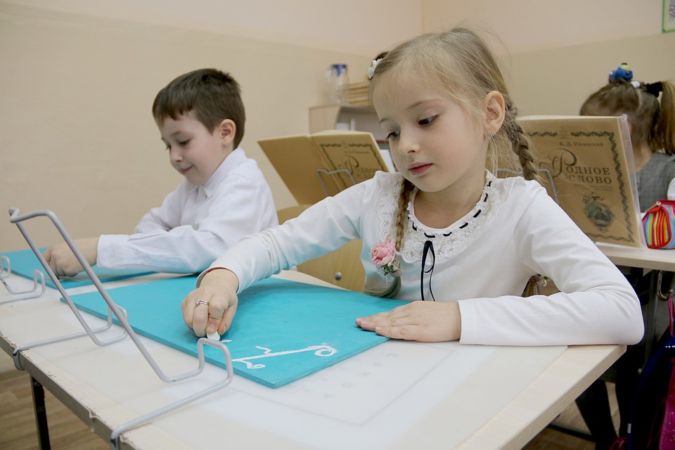 Детишки отрабатывают навыки чистописания не только перьевой ручкой, но и мелом Фото: Анастасия ЖУКОВА