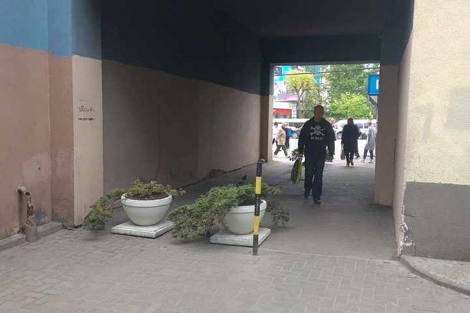 Этот снимок накануне был размещен в официальном паблике мэрии Калининграда в Фейсбуке. Автомобиль с товаром в арку больше не заедет. Но ему, как выяснилось, и не надо. Фото: Facebook