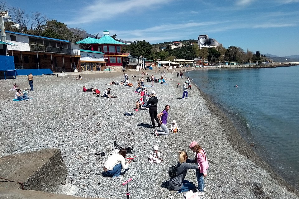 Людей на пляже в Алуште немало, хоть и водичка холодная Фото: Анастасия ЖУКОВА